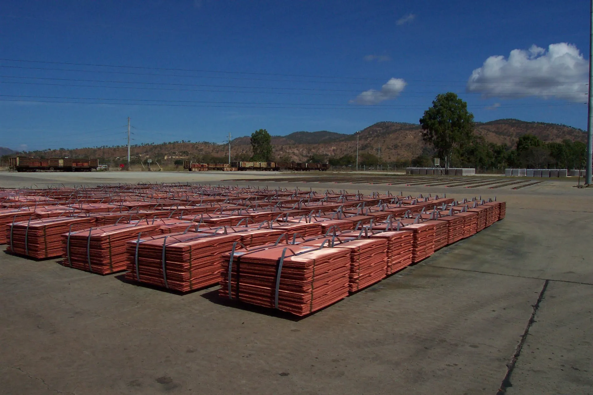 Paquetes de cátodos de cobre refinado listos para despacho