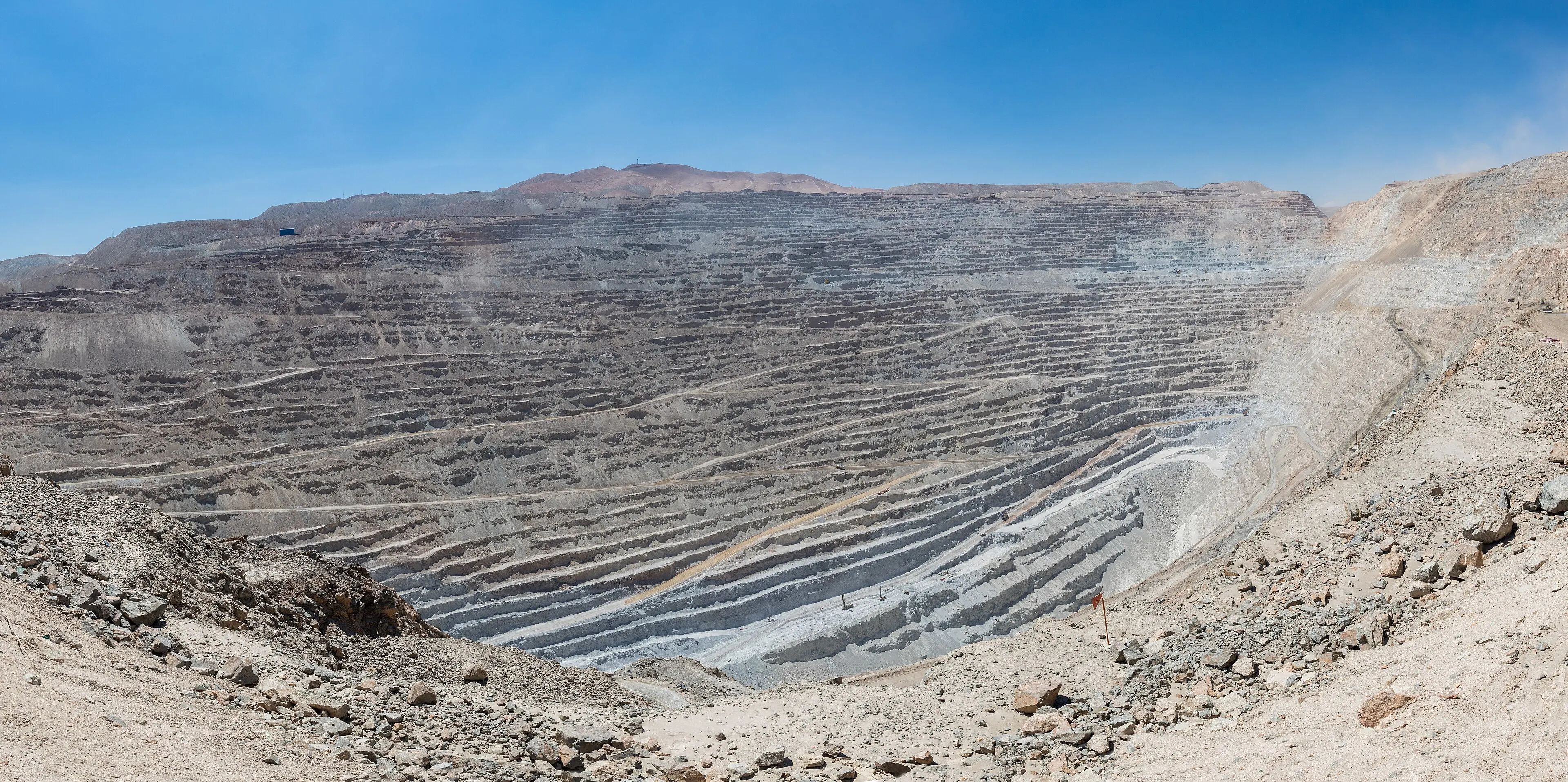Vista panorámica de un rajo abierto de cobre con rutas de optimización recalculadas en tiempo real
